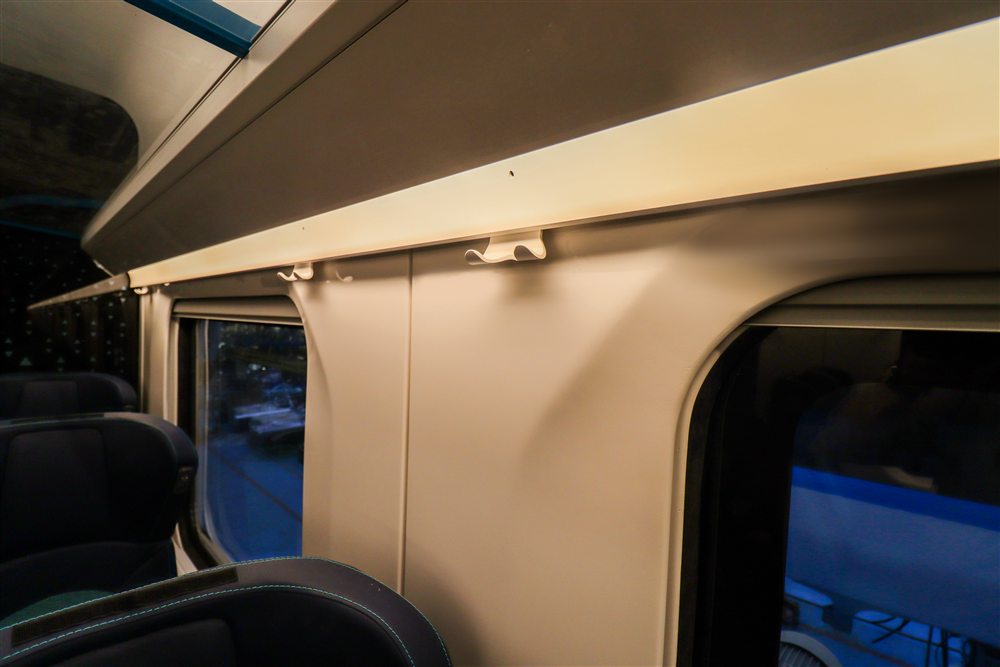 Roof-arch and sidewall interface inside the vehicle